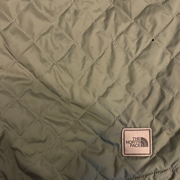 Men's North Fave Quilted Fort Point Jacket in Olive Green, Insulated, Like New! - Picture 3 of 10